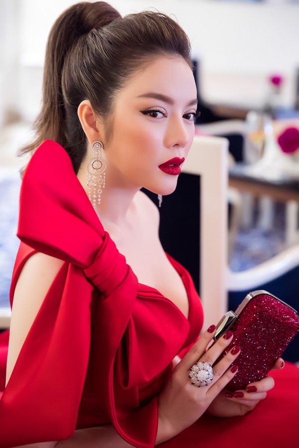 Lý Nhã Kỳ đẹp rực rỡ, khoe ngực nóng bỏng trong thiết kế Việt tại LHP Cannes 2018 Lý Nhã Kỳ đẹp rực rỡ, khoe ngực nóng bỏng trong thiết kế Việt tại LHP Cannes 2018